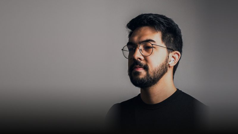 João Torres sentado à mesa, em frente ao notebook, durante uma conversa