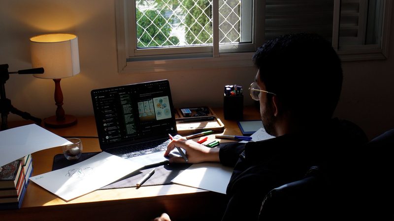 Notebook com uma apresentação da ORDEM aberta na tela